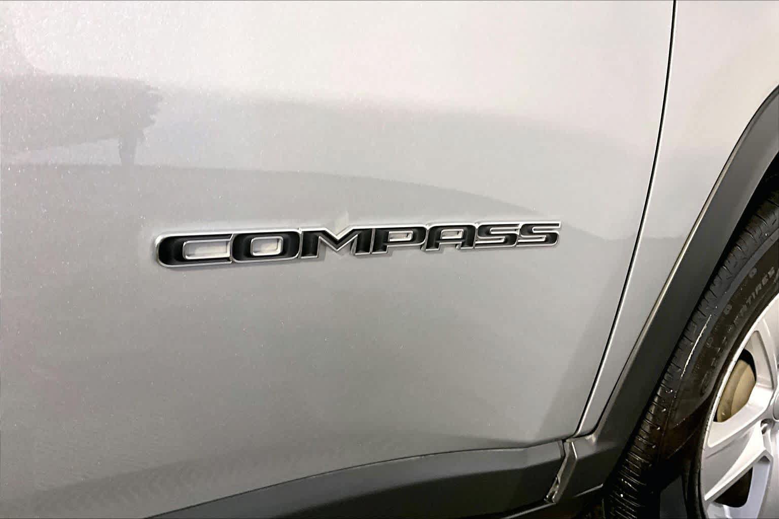 Used 2022 Jeep Compass Latitude w/ Sun and Sound Group AWD/4WD image 18