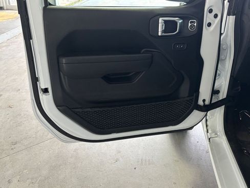 Used 2025 Jeep Wrangler Sport S image 20