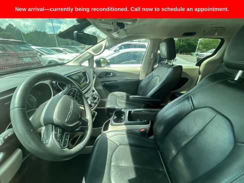 Used 2022 Chrysler Pacifica Touring-L FWD image 14