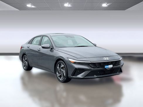 Used 2025 Hyundai Elantra SEL FWD image 7