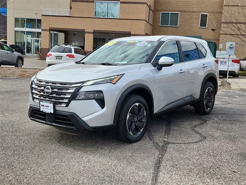 Used 2024 Nissan Rogue SV image 2