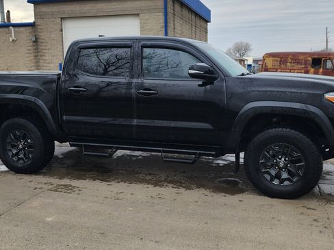 Used 2017 Toyota Tacoma TRD Off-Road w/ Tow Package (A/T) image 4