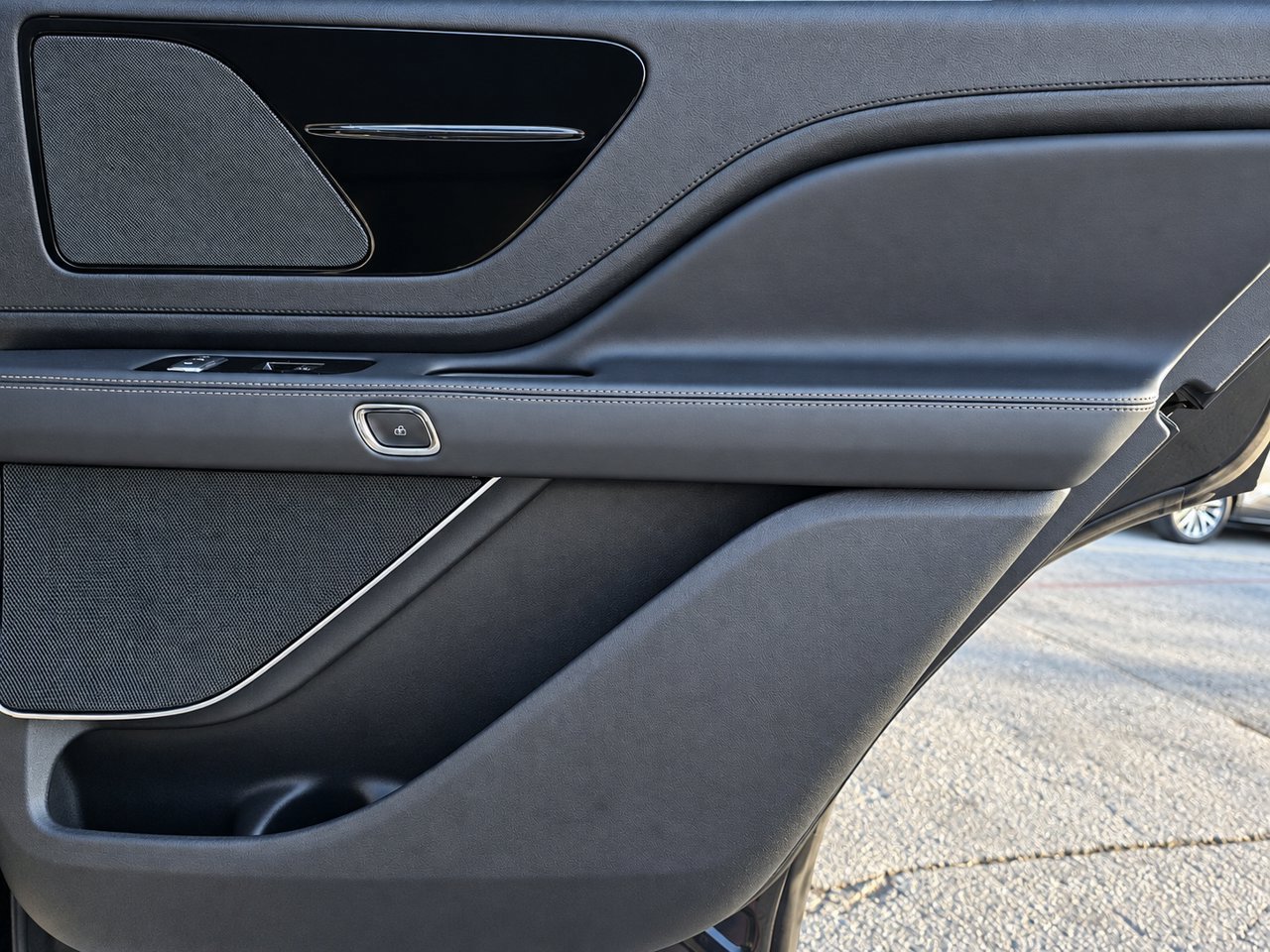 Used 2025 Lincoln Aviator AWD image 33