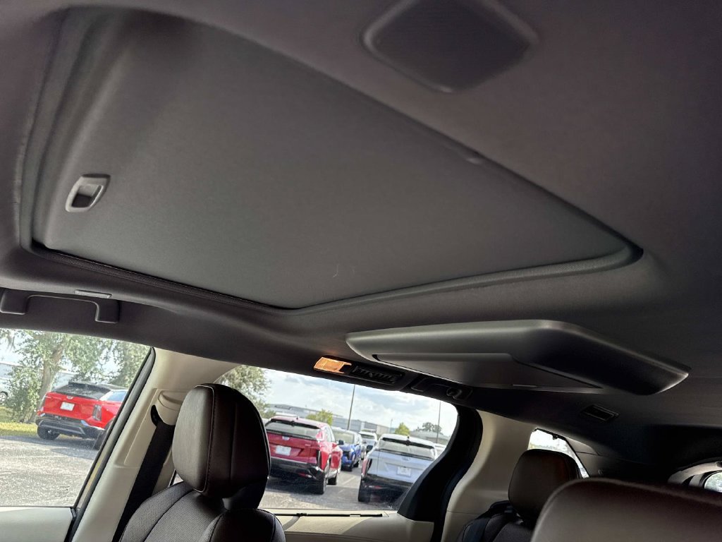 Used 2023 Toyota Sienna Platinum AWD/4WD image 44