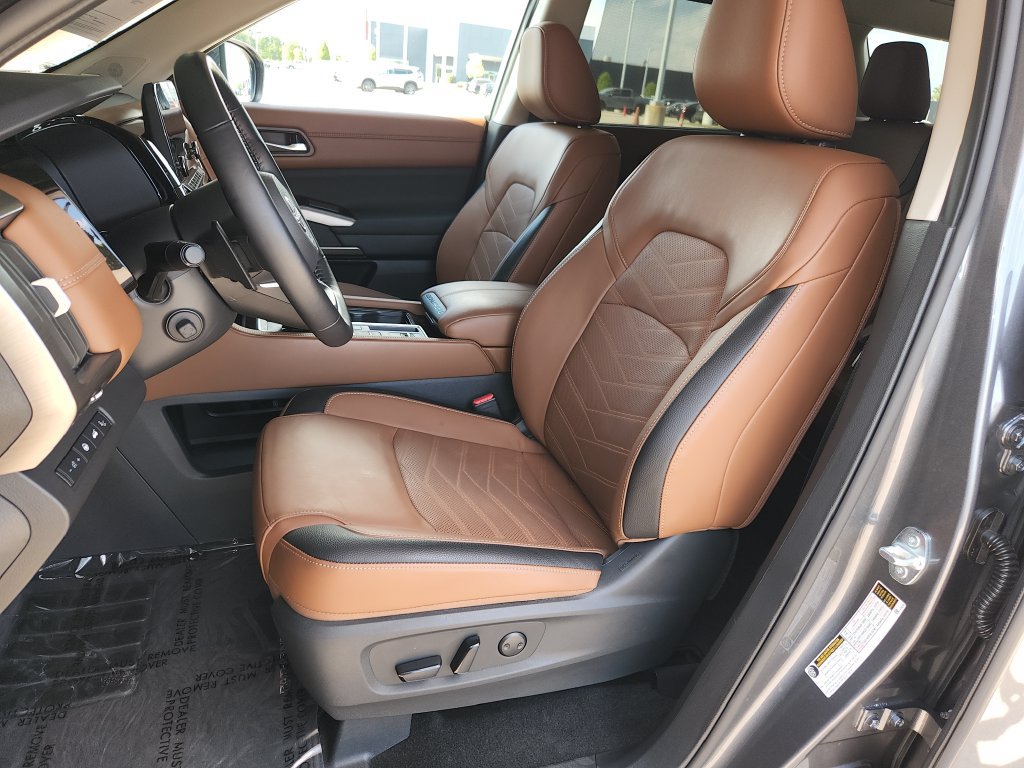 Used 2025 Nissan Pathfinder Platinum w/ Cargo Package FWD image 13
