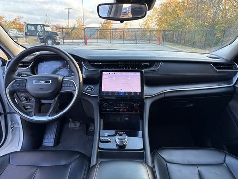 Used 2024 Jeep Grand Cherokee Limited image 12