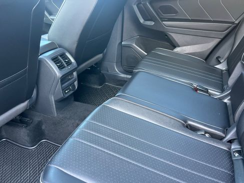 Used 2022 Volkswagen Tiguan SE w/ Panoramic Sunroof Package image 12