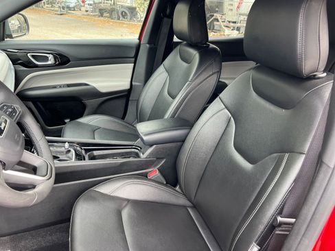 Used 2025 Jeep Compass Limited image 33