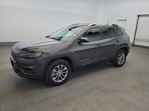 Used 2019 Jeep Cherokee Latitude Plus w/ Comfort/Convenience Group AWD/4WD image 2