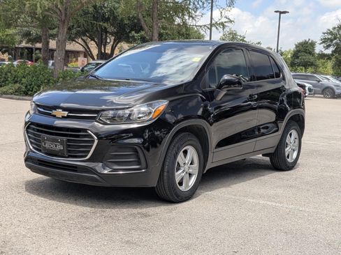 Used 2022 Chevrolet Trax LS w/ Tint and Cruise Package AWD/4WD image 4