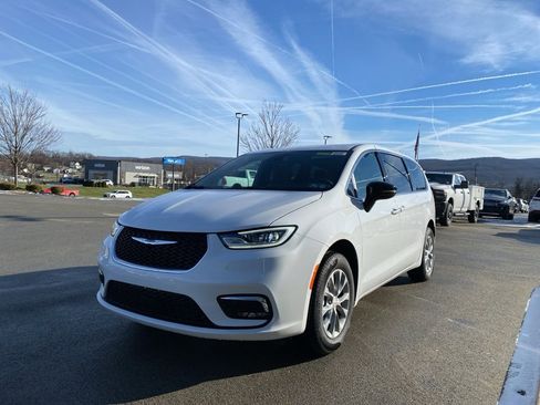 New 2026 Chrysler Pacifica Select image 5