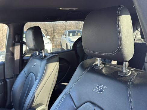 Used 2021 Chrysler Pacifica Touring-L w/ Uconnect Theater Family Group image 18