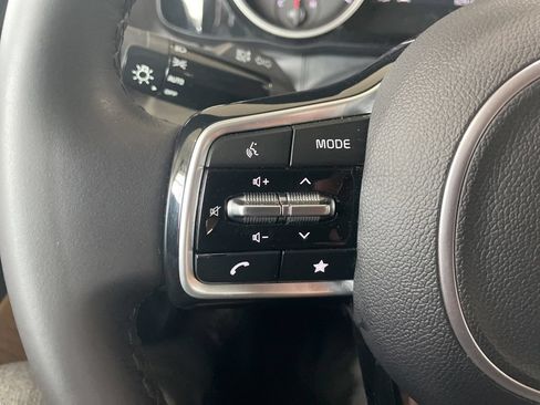 Used 2023 Kia Carnival EX FWD image 21