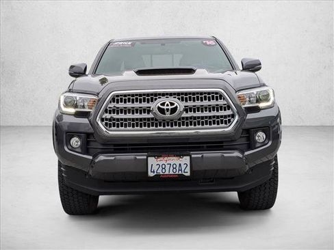Used 2016 Toyota Tacoma TRD Sport RWD image 2