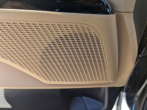 Used 2023 Kia Carnival EX image 18