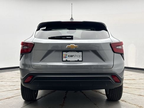 Used 2025 Chevrolet Trax LS w/ LS Convenience Package FWD image 4