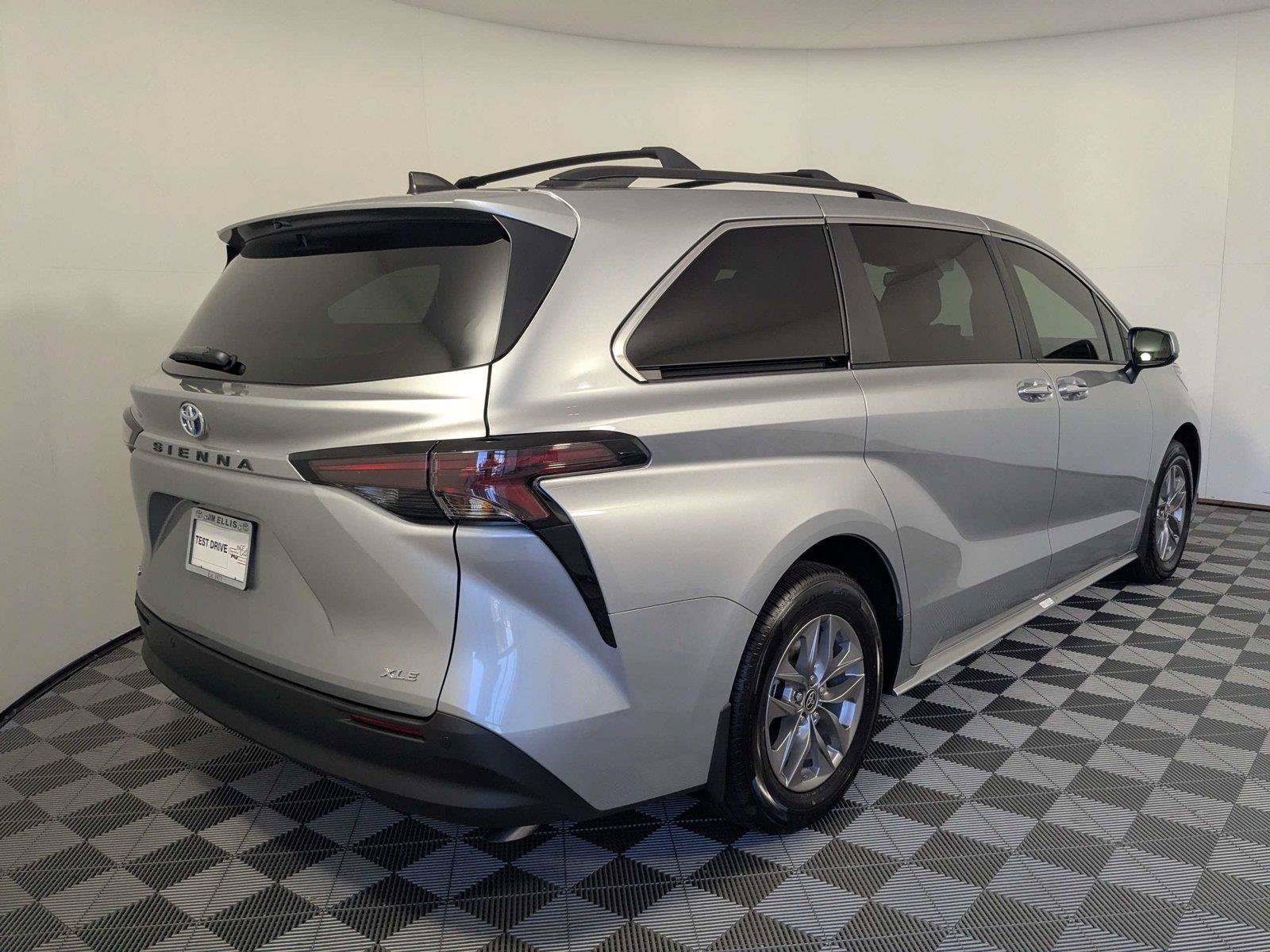 Certified 2025 Toyota Sienna XLE FWD image 4