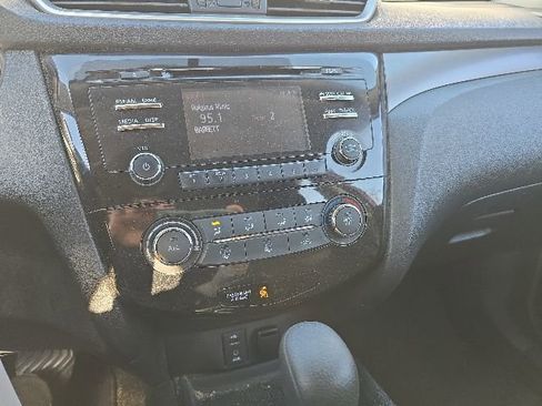 Used 2015 Nissan Rogue S AWD/4WD image 5