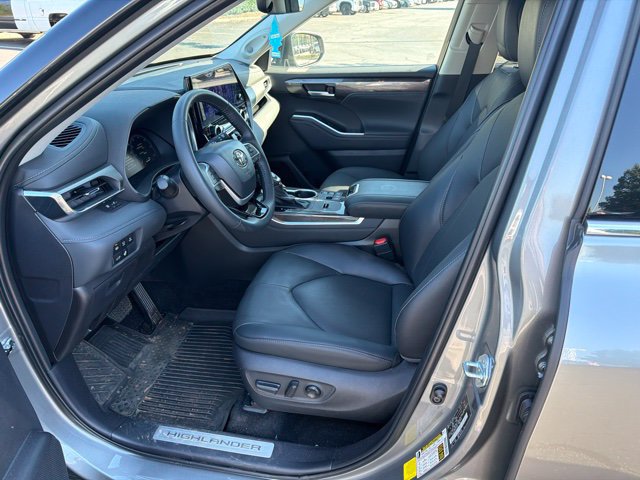 Used 2026 Toyota Highlander Limited AWD/4WD image 11