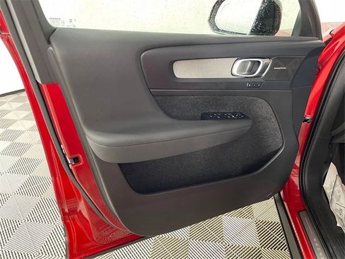Used 2024 Volvo XC40 B5 Plus w/ Protection Package Premier image 18