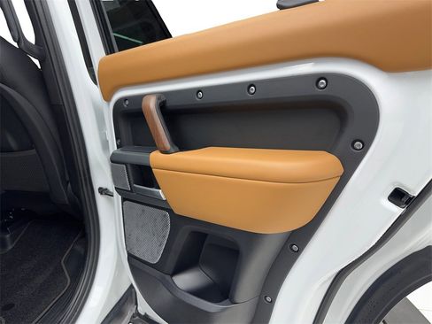 Used 2024 Land Rover Defender 130 X-Dynamic SE image 59