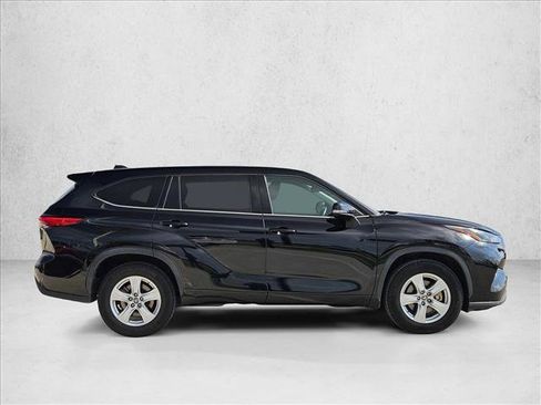 Used 2021 Toyota Highlander LE FWD image 4
