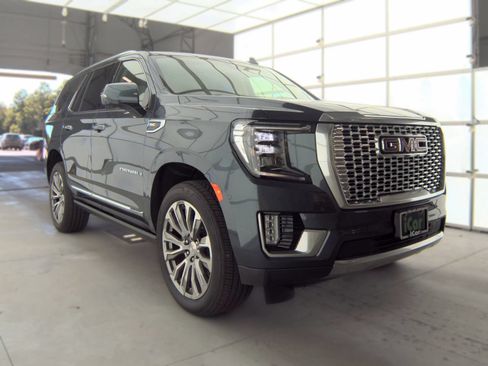 Used 2021 GMC Yukon Denali w/ Denali Premium Package AWD/4WD image 2