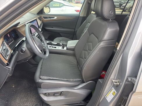 Used 2024 Volkswagen Atlas SE w/ Panoramic Sunroof Package image 7