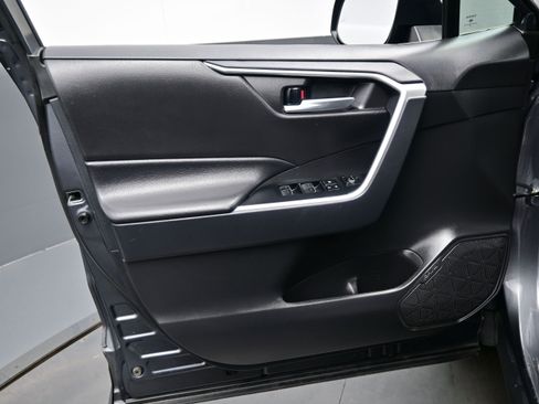 Used 2025 Toyota RAV4 XLE AWD/4WD image 9