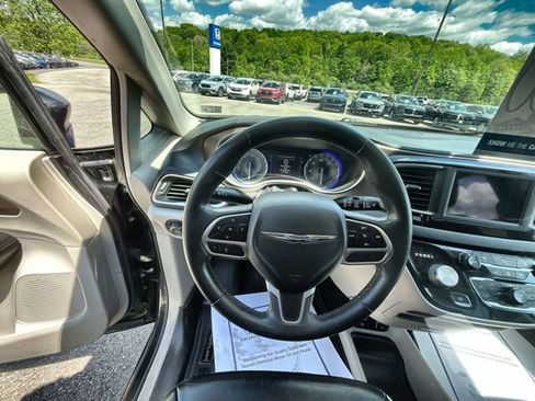 Used 2018 Chrysler Pacifica Touring-L FWD image 13