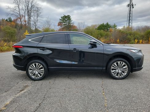 Used 2021 Toyota Venza LE image 4