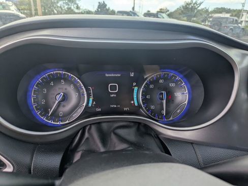 Used 2023 Chrysler Pacifica Touring-L image 18