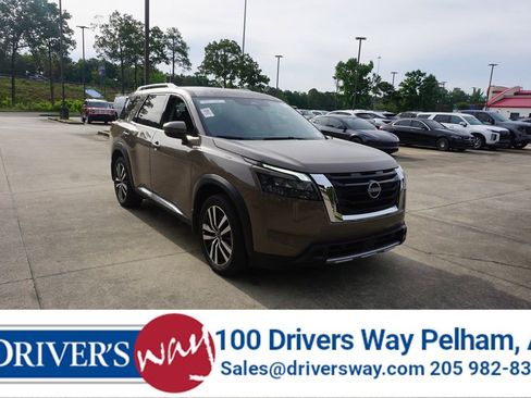 Used 2025 Nissan Pathfinder Platinum FWD image 1