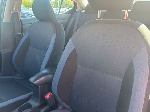 Used 2025 Nissan Versa SV FWD image 34