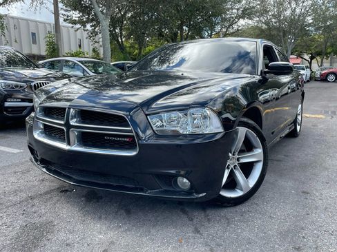 Used 2013 Dodge Charger SE RWD image 3