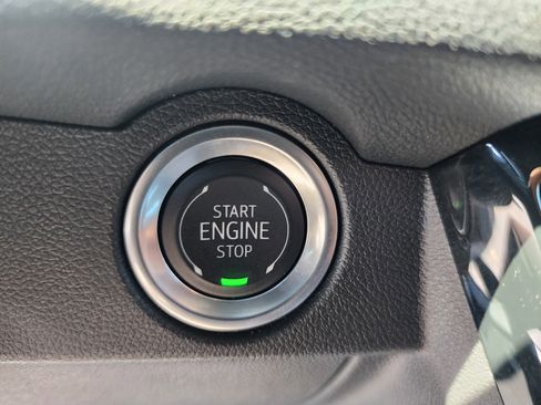 Used 2025 Chevrolet Traverse LT image 32