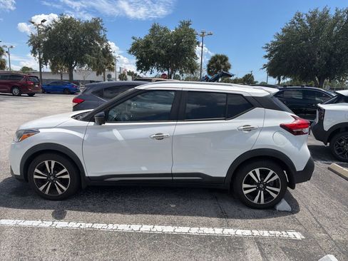 Used 2019 Nissan Kicks SR w/ Exterior Electronics Package FWD image 3