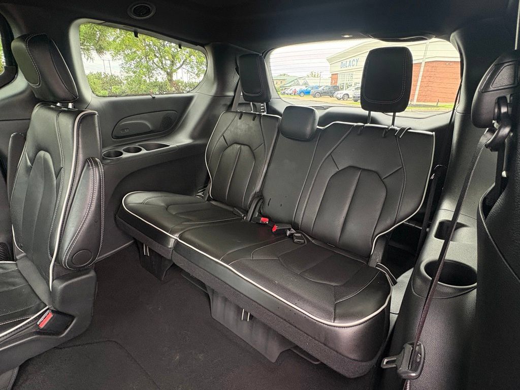 Used 2025 Chrysler Pacifica Limited FWD image 27
