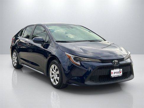Used 2022 Toyota Corolla LE image 3