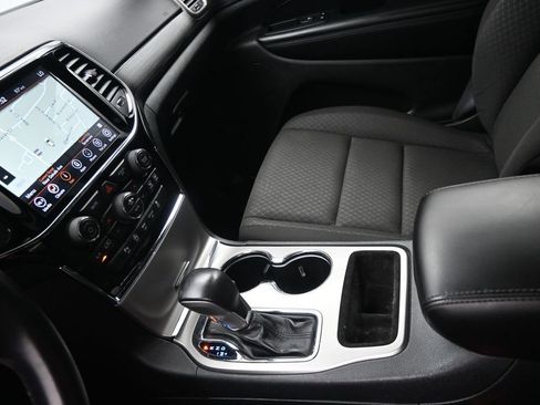 Used 2020 Jeep Grand Cherokee Laredo w/ 18" Wheel & 8.4" Radio Group AWD/4WD image 18
