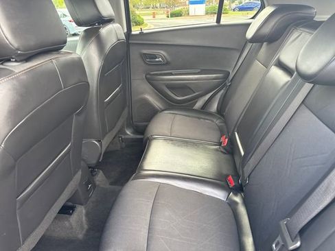 Used 2022 Chevrolet Trax LT w/ LT Convenience Package image 19