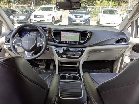 Used 2023 Chrysler Pacifica Limited image 24