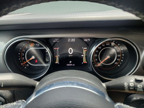 Used 2020 Jeep Wrangler Unlimited Sahara AWD/4WD image 27
