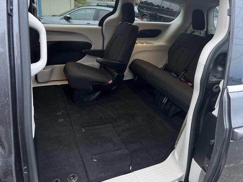 Used 2017 Chrysler Pacifica Touring image 27