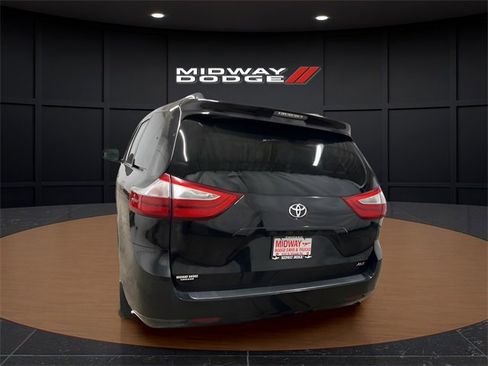 Used 2017 Toyota Sienna XLE image 6
