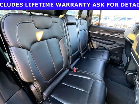 Used 2025 Jeep Grand Cherokee Limited AWD/4WD image 22