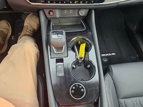 Used 2026 Nissan Rogue Platinum w/ Platinum Premium Package image 29