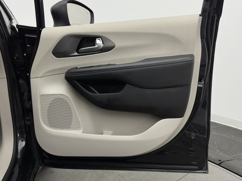 Used 2023 Chrysler Pacifica Touring-L FWD image 35