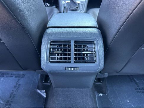 Used 2017 Volkswagen Golf SE image 17