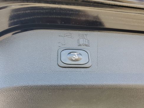 Used 2019 Ford Escape SEL image 12